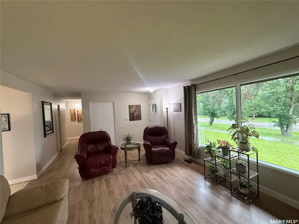 214 Brian Street Limerick SK S0H 2P0