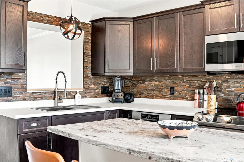 944 Glenview Cove Martensville SK S0K 0A2