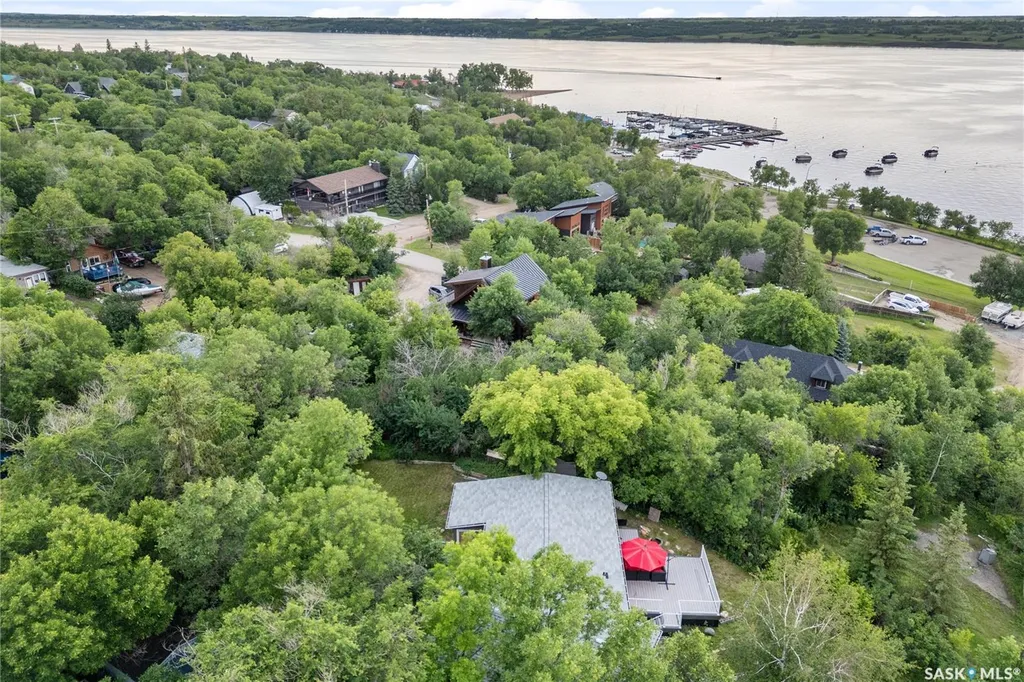 342 4th Street E Regina Beach SK S0G 4C0