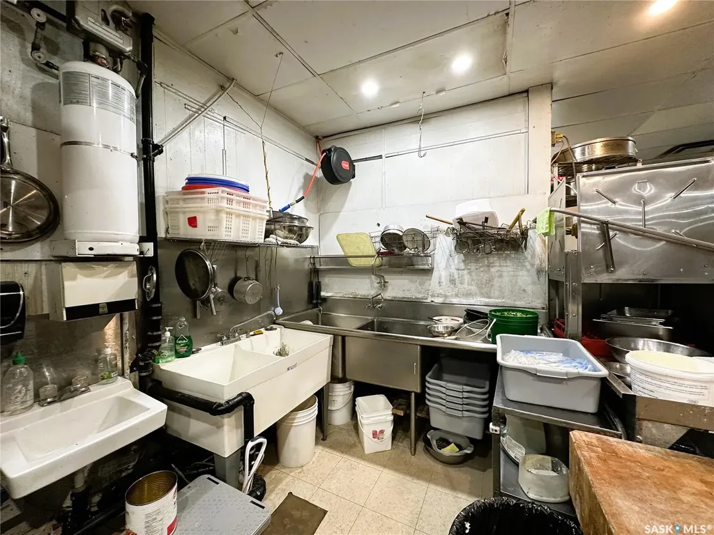 208 H Avenue N Saskatoon SK S7L 6B6
