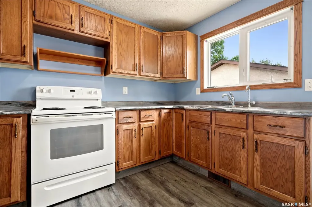1027 Victory Crescent Regina SK S4N 6X5