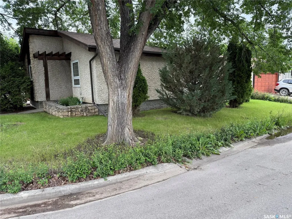 831 Seymour Crescent N Regina SK S4X 2B6