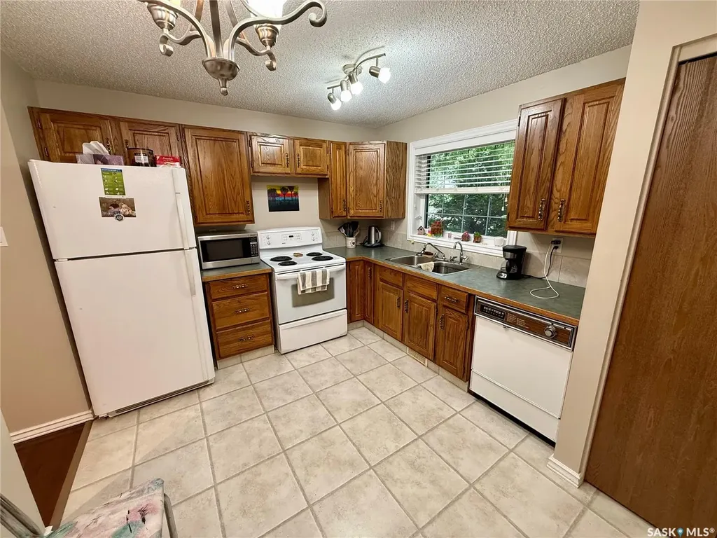 831 Seymour Crescent N Regina SK S4X 2B6