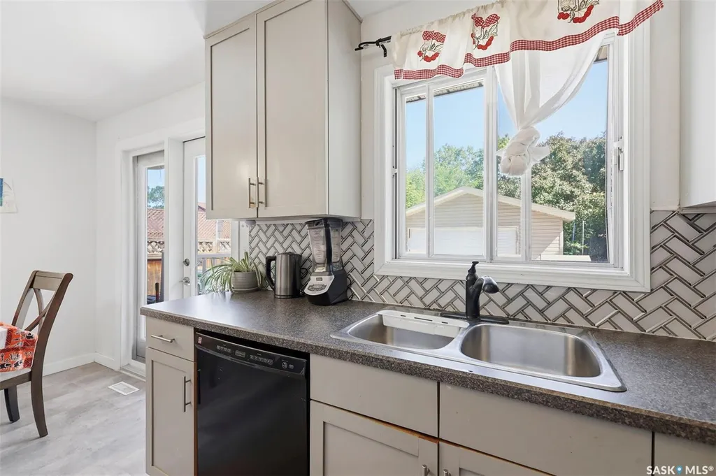 123 Kirkpatrick Crescent Saskatoon SK S7L 6Z1