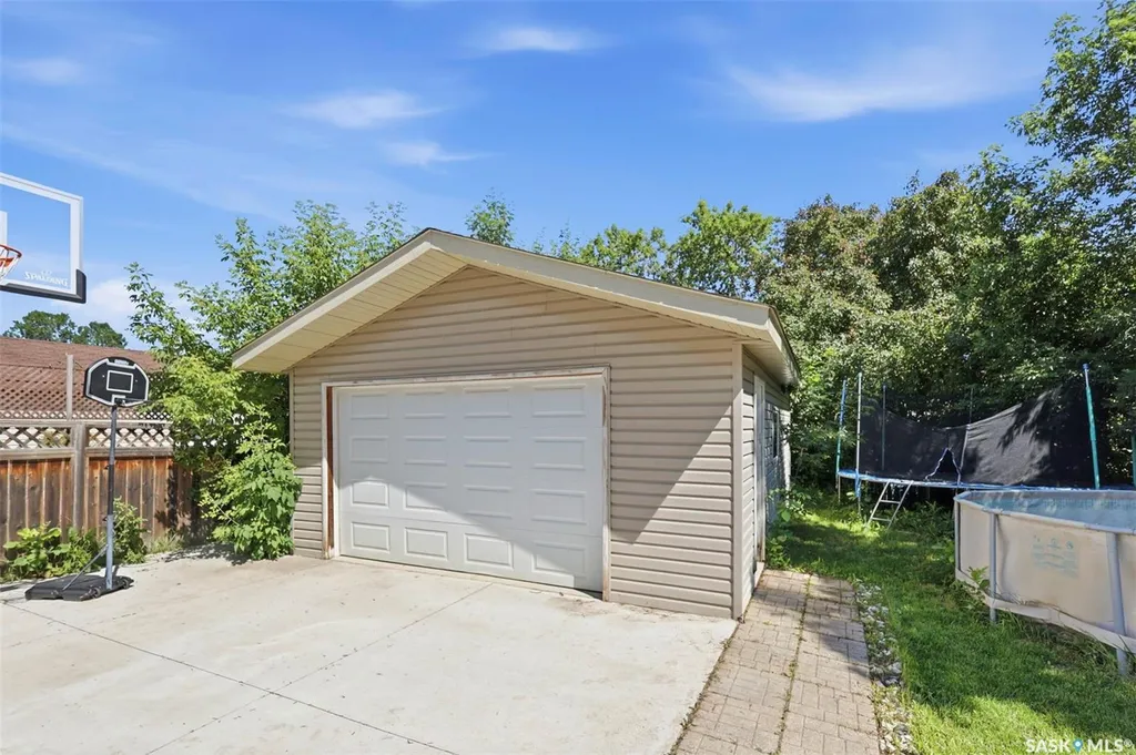 123 Kirkpatrick Crescent Saskatoon SK S7L 6Z1