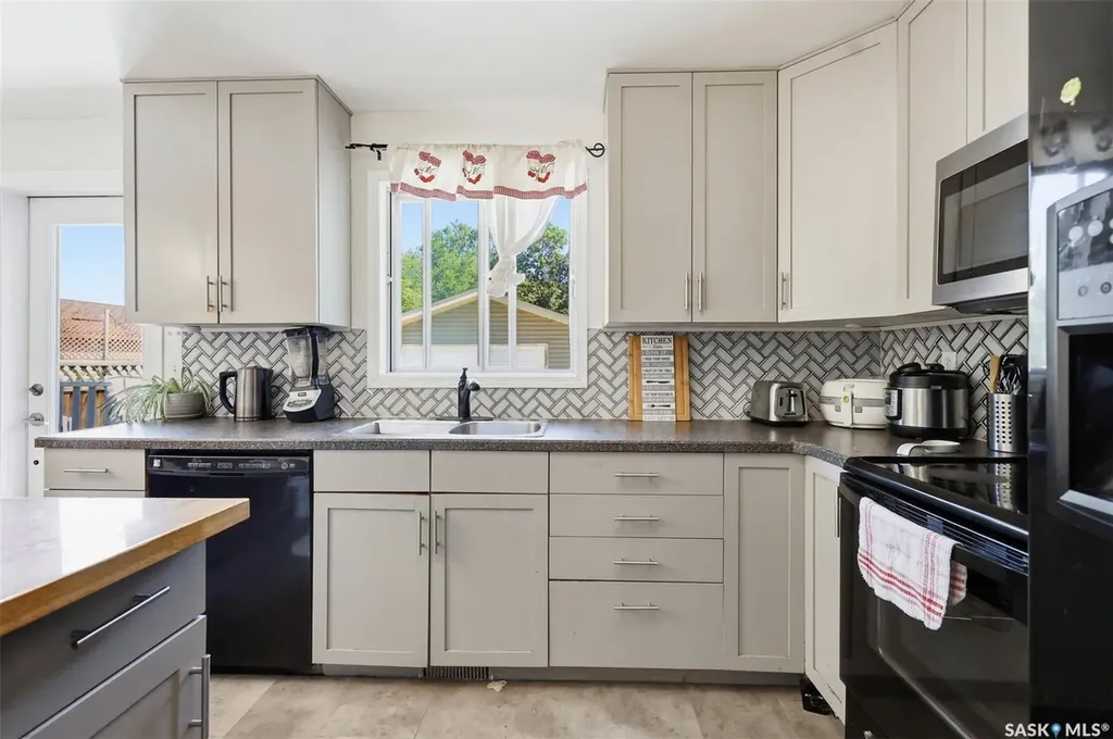 123 Kirkpatrick Crescent Saskatoon SK S7L 6Z1