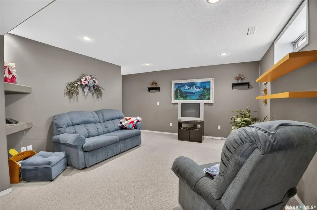 307 Sumner Lane Saskatoon SK S7L 7L7