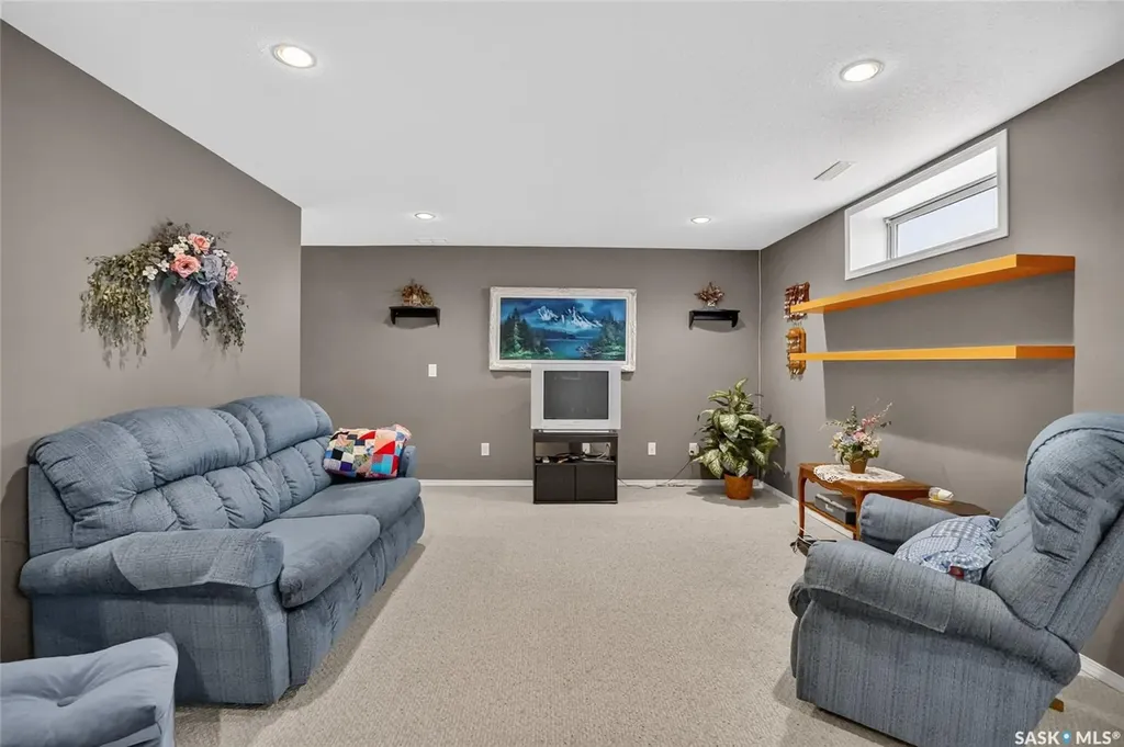 307 Sumner Lane Saskatoon SK S7L 7L7