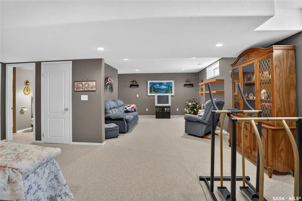 307 Sumner Lane Saskatoon SK S7L 7L7
