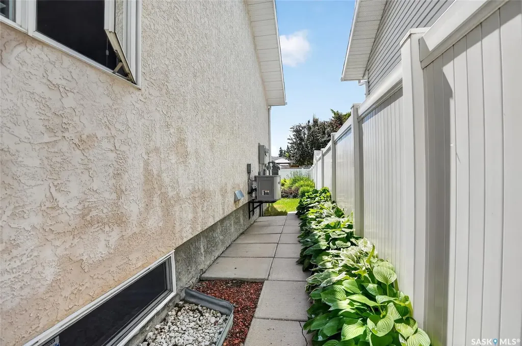 307 Sumner Lane Saskatoon SK S7L 7L7