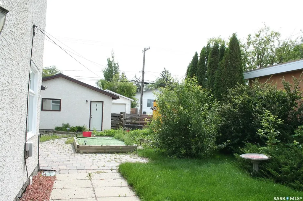 1821 Connaught Street Regina SK S4T 4T4