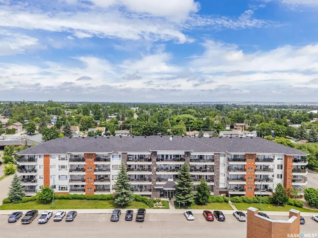 102 Kingsmere Place Saskatoon SK S7J 2K3
