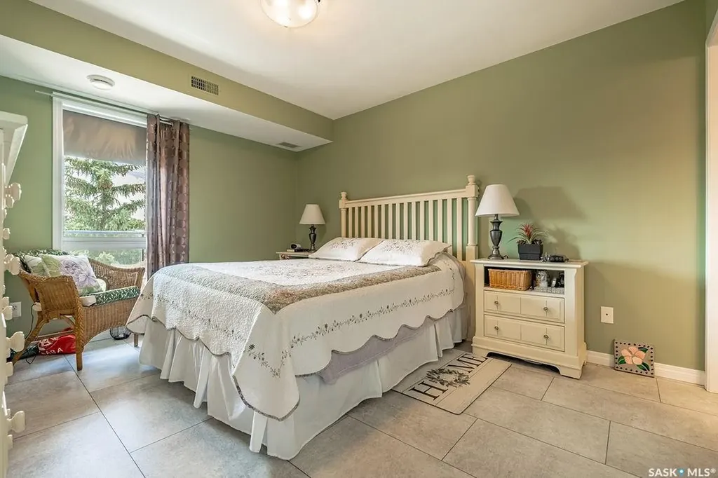 102 Kingsmere Place Saskatoon SK S7J 2K3