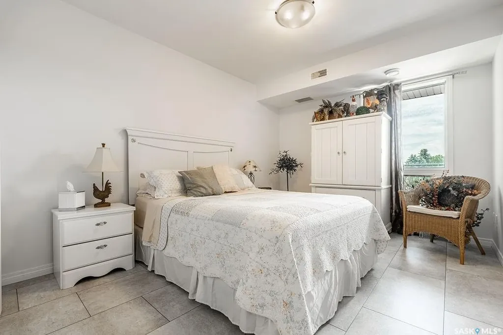 102 Kingsmere Place Saskatoon SK S7J 2K3