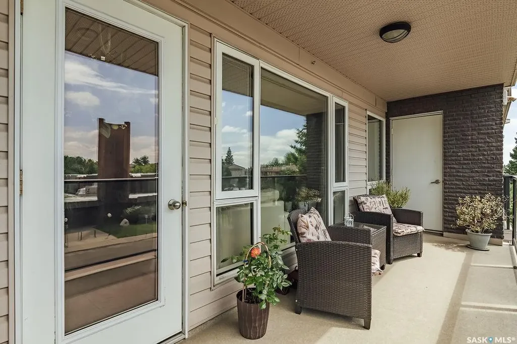 102 Kingsmere Place Saskatoon SK S7J 2K3