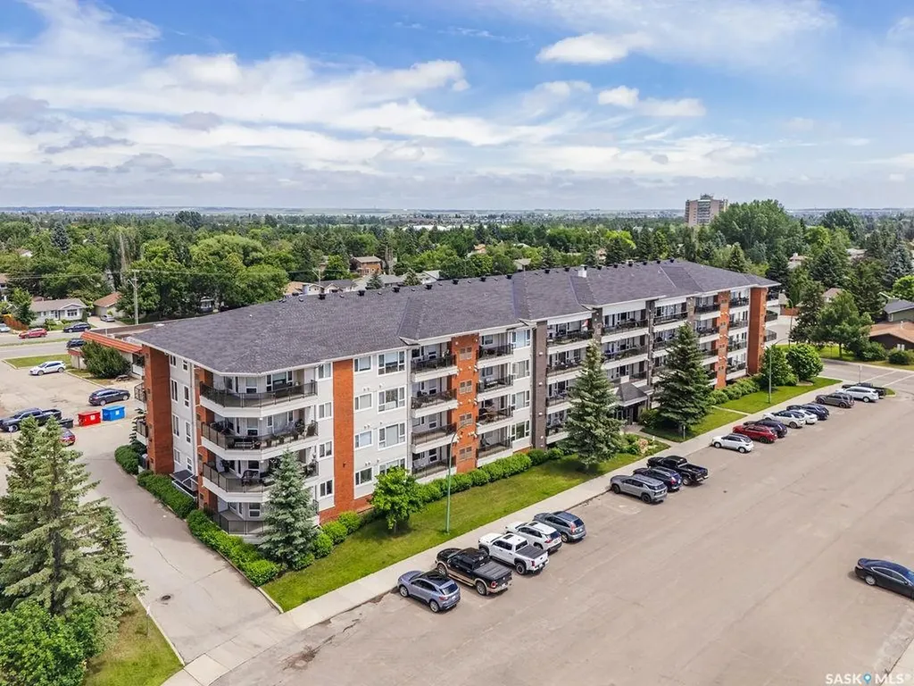 102 Kingsmere Place Saskatoon SK S7J 2K3