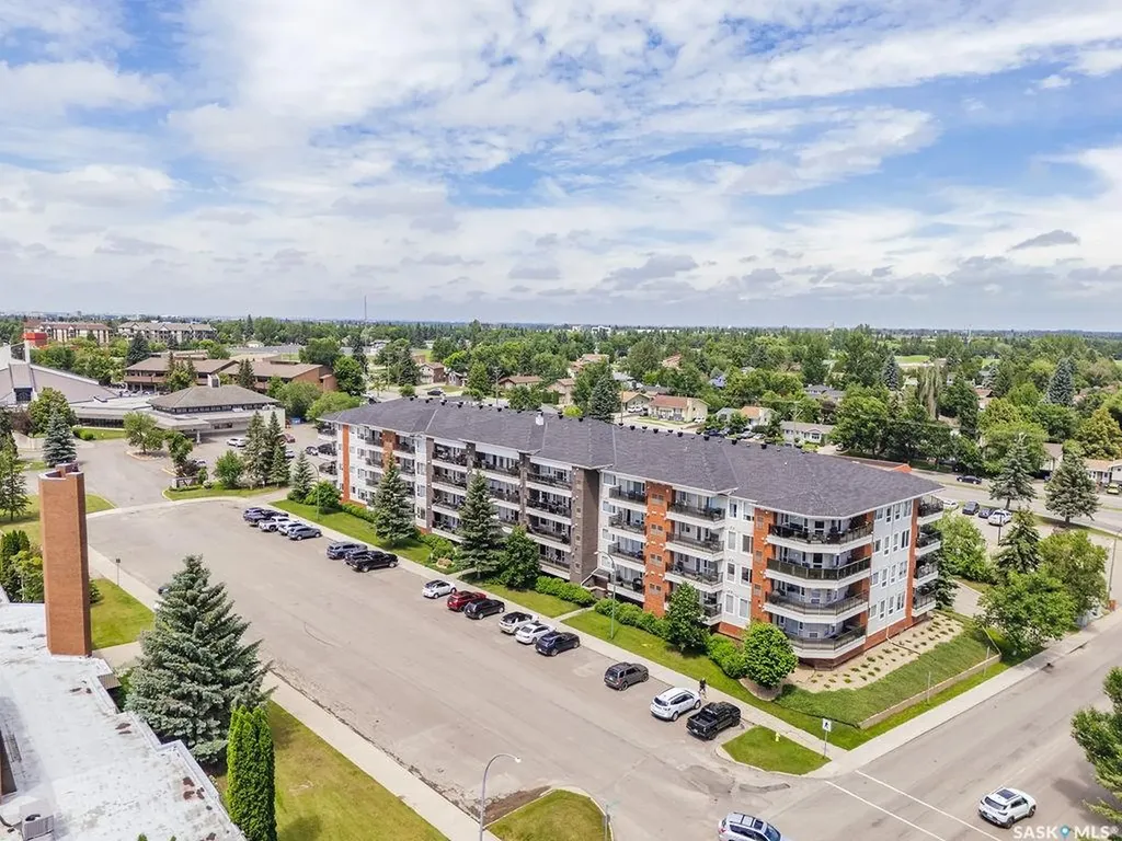 102 Kingsmere Place Saskatoon SK S7J 2K3