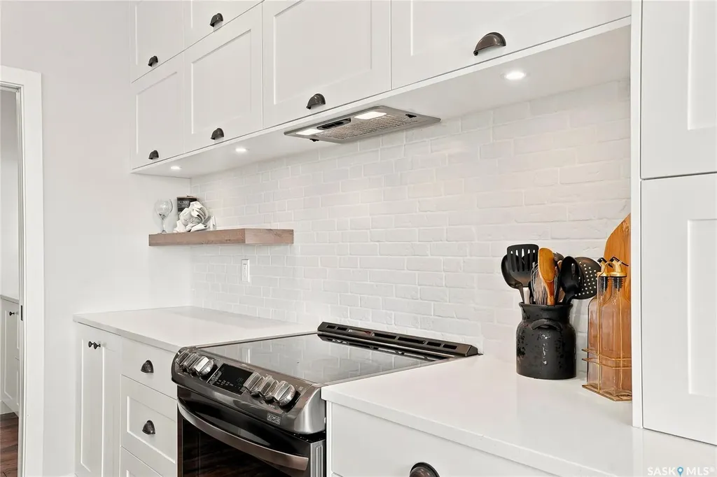 627 Fast Crescent Saskatoon SK S7W 0X1