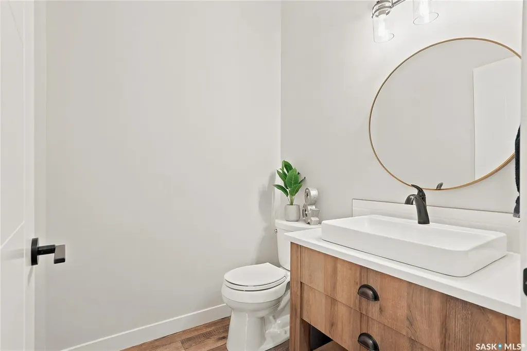 627 Fast Crescent Saskatoon SK S7W 0X1