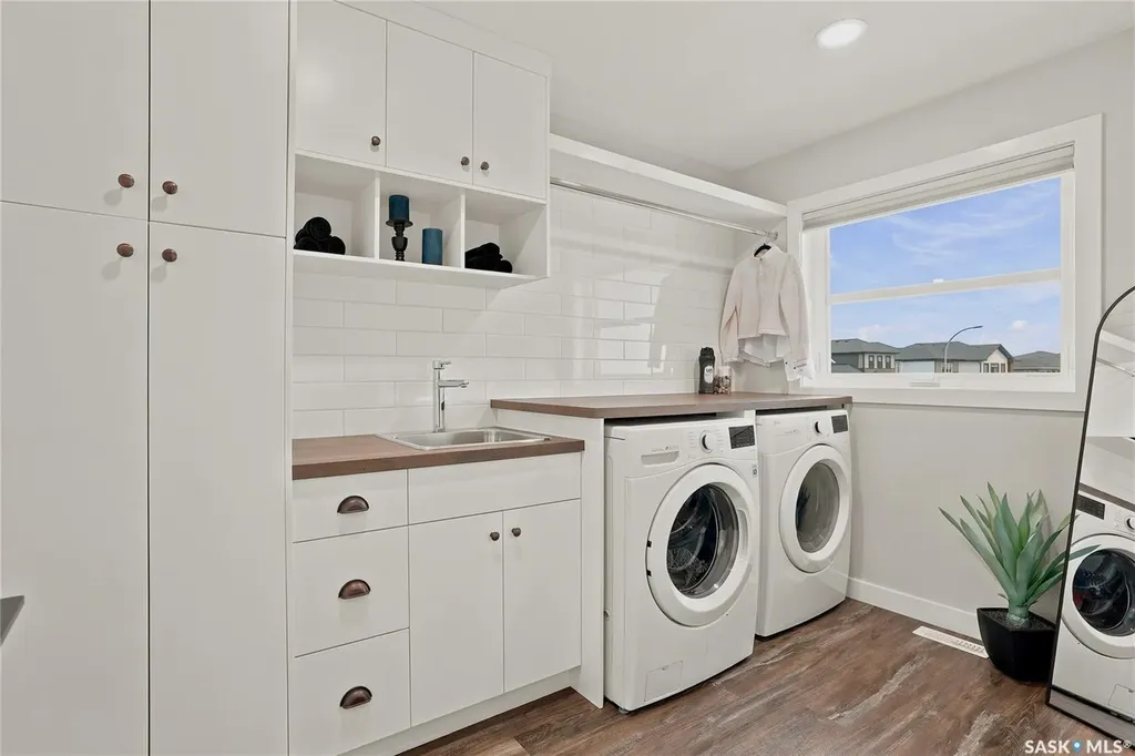 627 Fast Crescent Saskatoon SK S7W 0X1