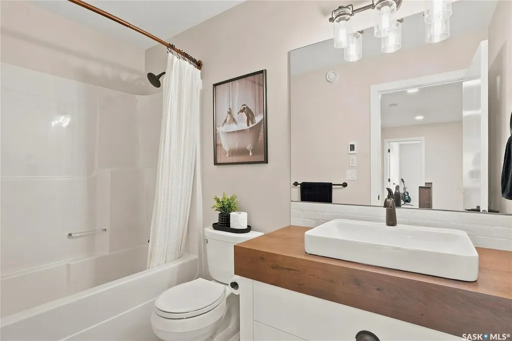 627 Fast Crescent Saskatoon SK S7W 0X1