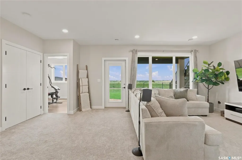 627 Fast Crescent Saskatoon SK S7W 0X1