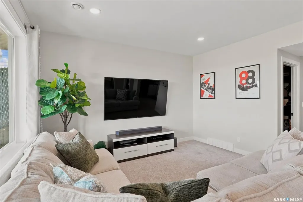 627 Fast Crescent Saskatoon SK S7W 0X1