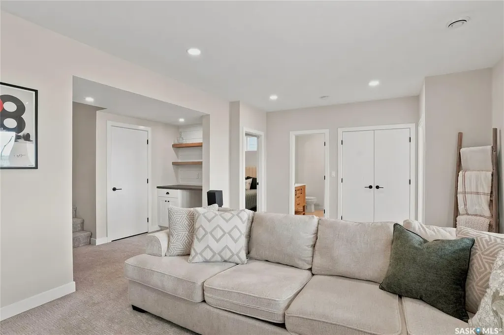 627 Fast Crescent Saskatoon SK S7W 0X1