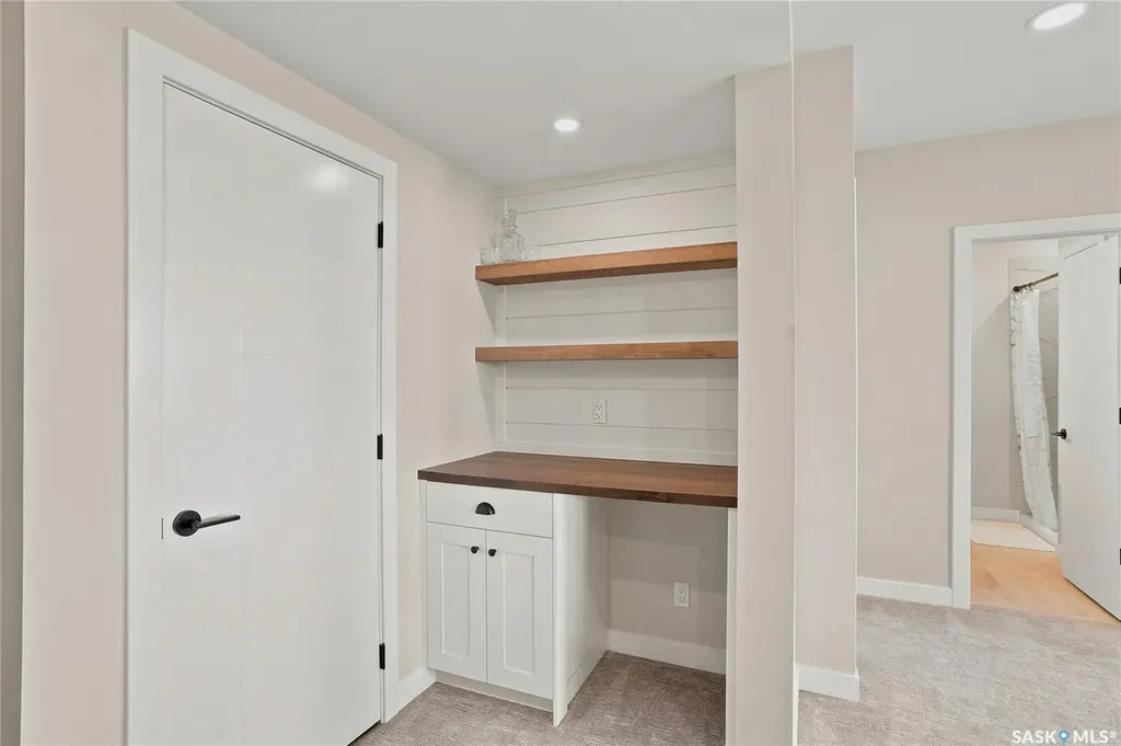 627 Fast Crescent Saskatoon SK S7W 0X1