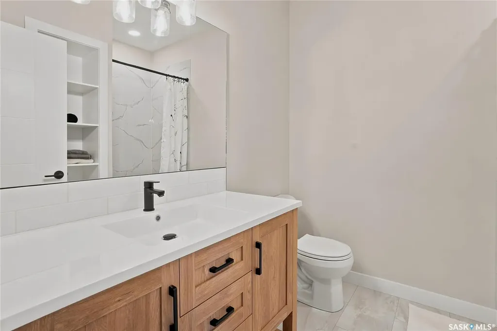 627 Fast Crescent Saskatoon SK S7W 0X1