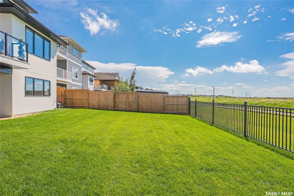 627 Fast Crescent Saskatoon SK S7W 0X1