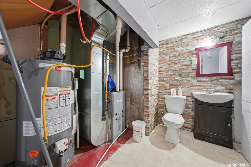 302 U Avenue N Saskatoon SK S7L 3C7
