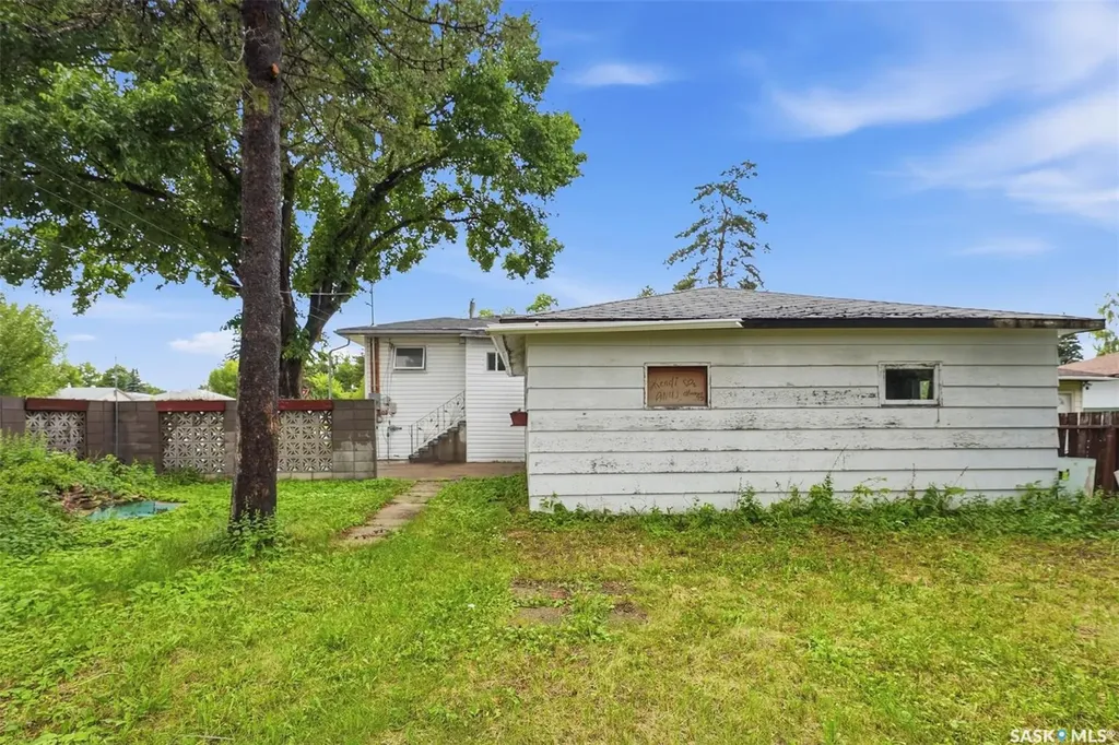 302 U Avenue N Saskatoon SK S7L 3C7