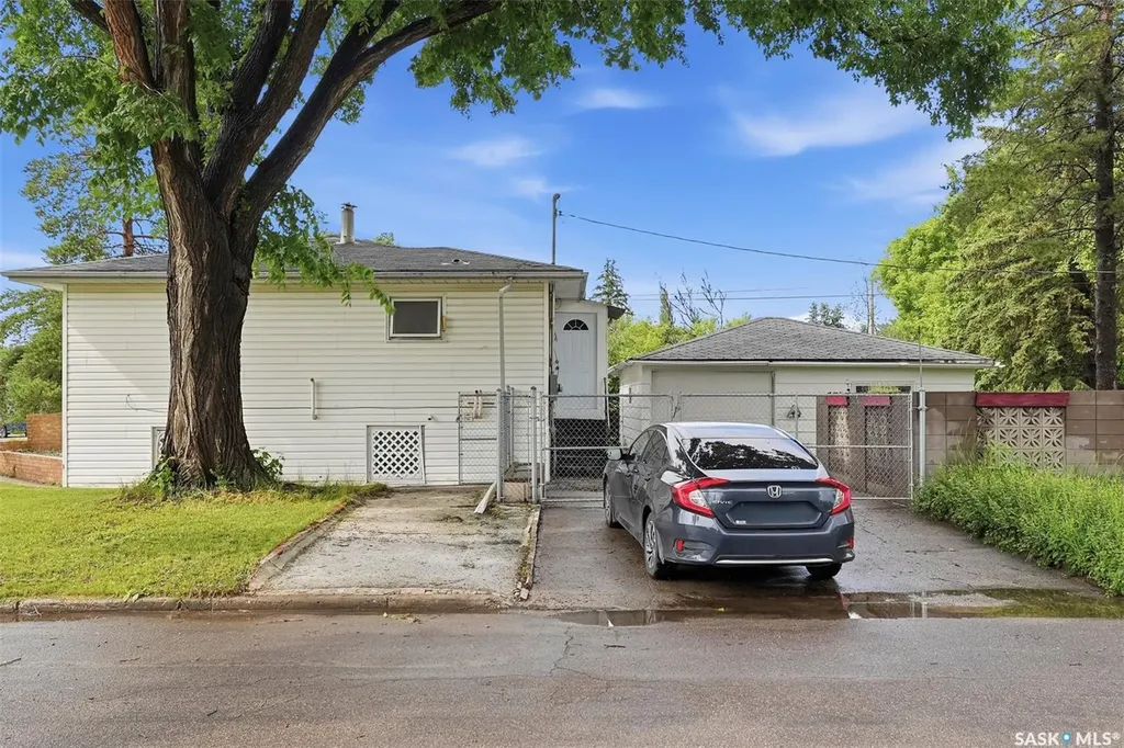 302 U Avenue N Saskatoon SK S7L 3C7