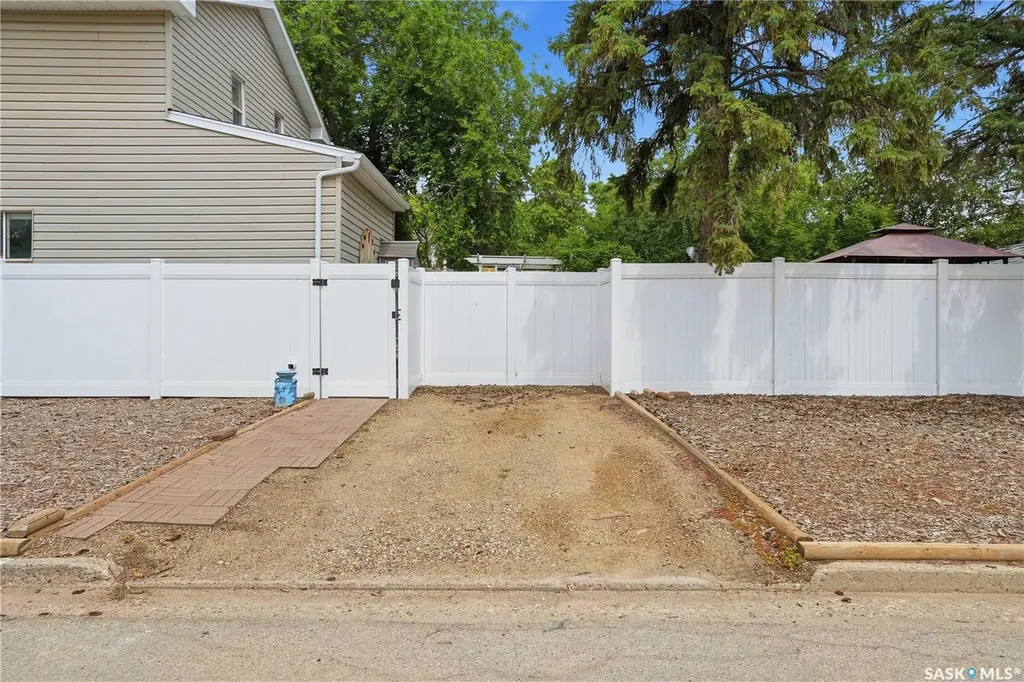 1001 4th Avenue NE Moose Jaw SK S6H 1H9