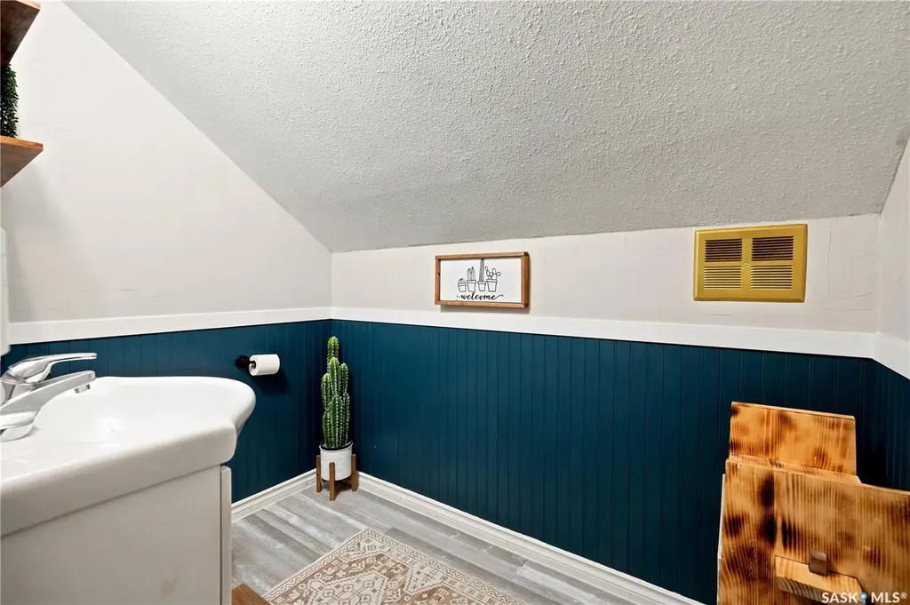 1157 3rd Avenue NW Moose Jaw SK S6H 3V1
