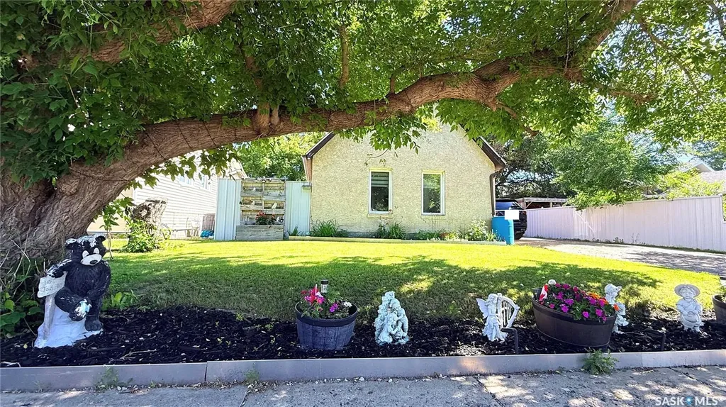 417 3rd Street Estevan SK S4A 0P1