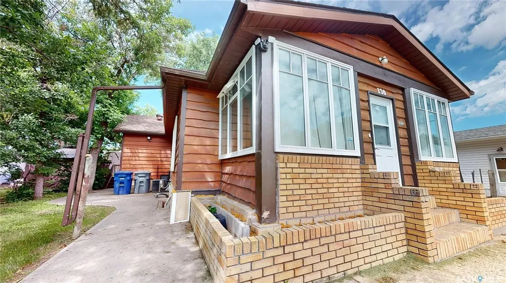 130 Maple Avenue N Eastend SK S0N 0T0