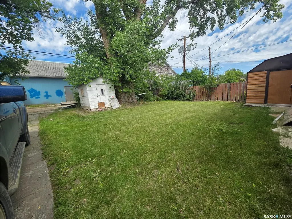 130 Maple Avenue N Eastend SK S0N 0T0