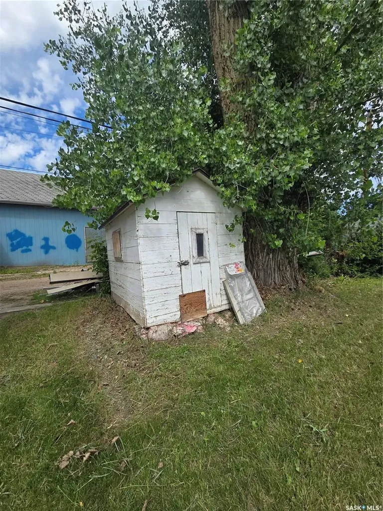 130 Maple Avenue N Eastend SK S0N 0T0