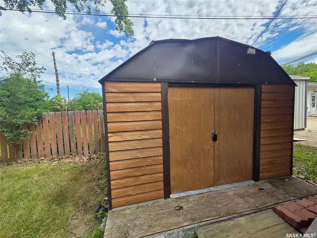 130 Maple Avenue N Eastend SK S0N 0T0