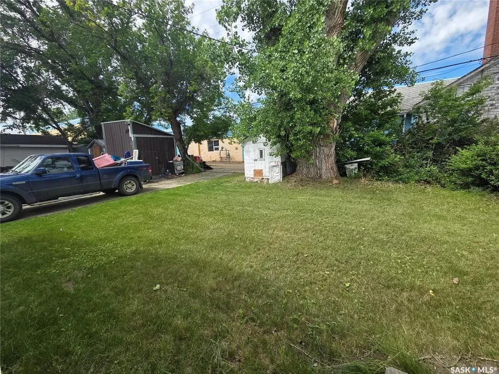 130 Maple Avenue N Eastend SK S0N 0T0
