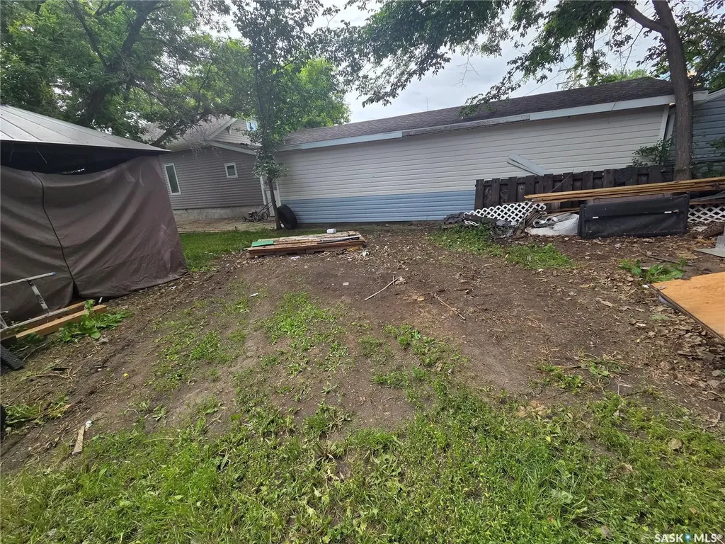 130 Maple Avenue N Eastend SK S0N 0T0