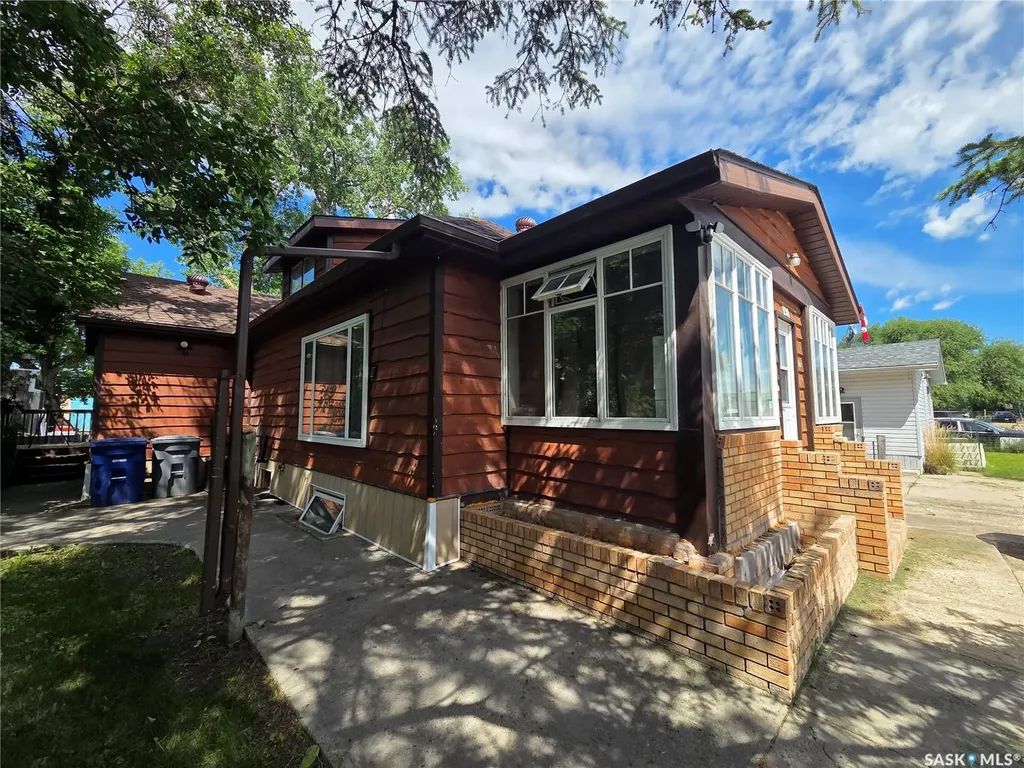130 Maple Avenue N Eastend SK S0N 0T0