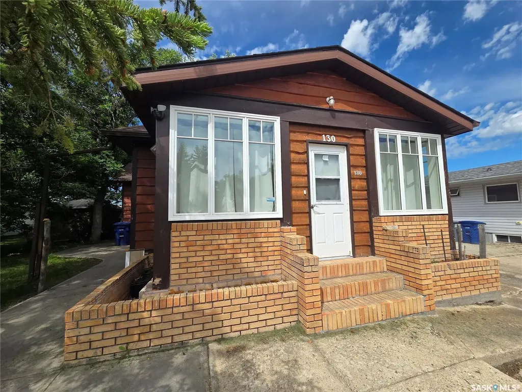130 Maple Avenue N Eastend SK S0N 0T0