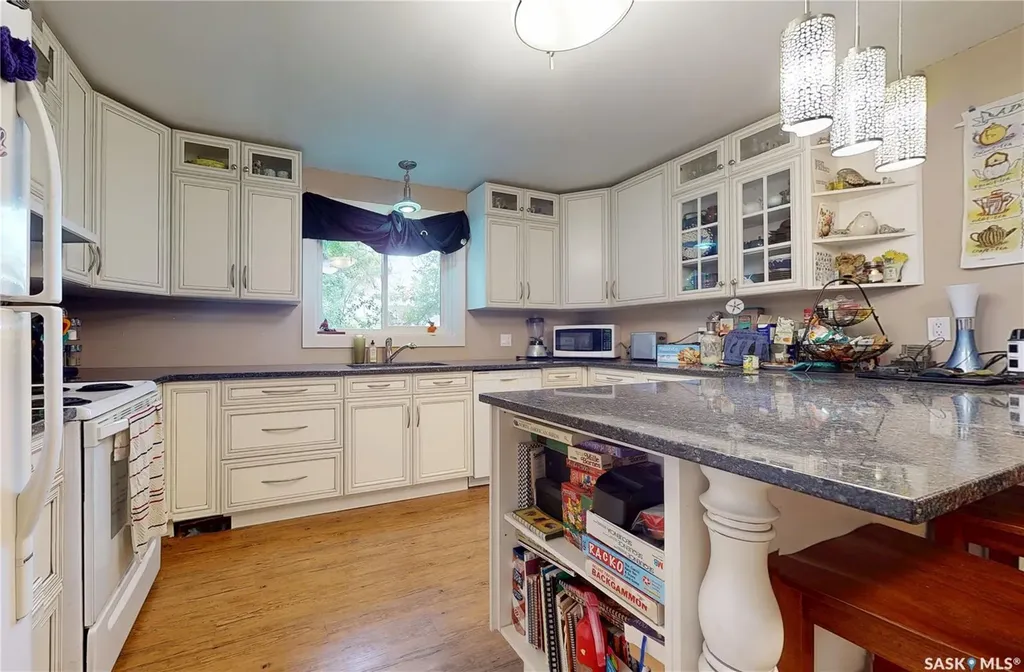 130 Maple Avenue N Eastend SK S0N 0T0