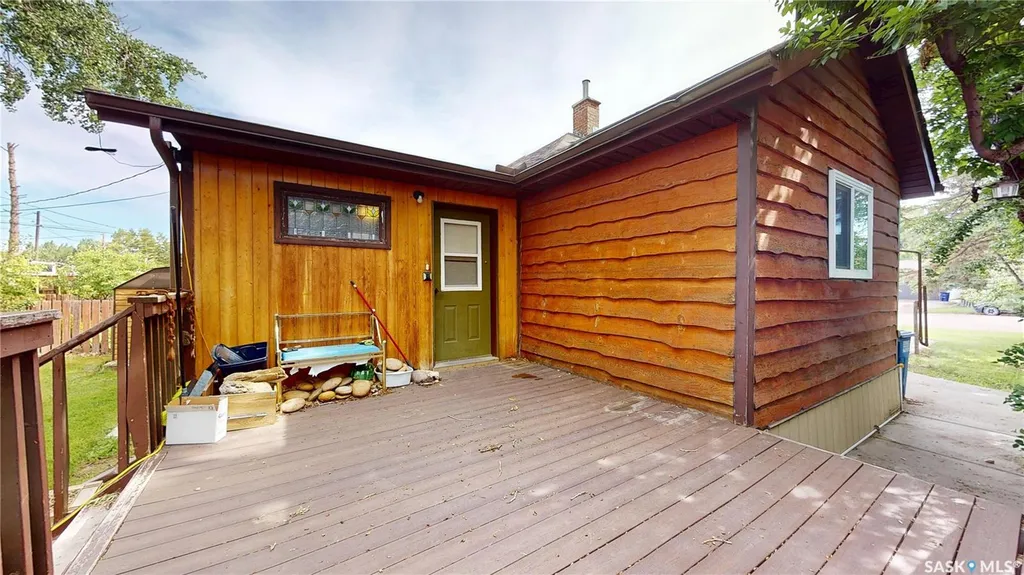 130 Maple Avenue N Eastend SK S0N 0T0