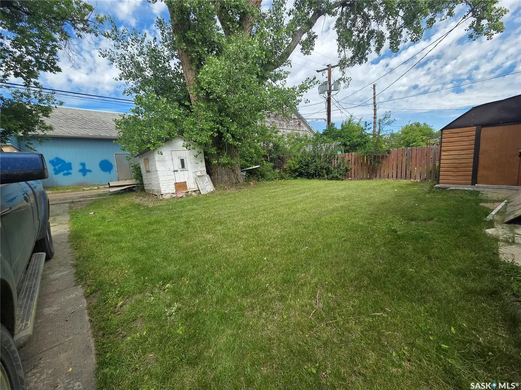 130 Maple Avenue N Eastend SK S0N 0T0