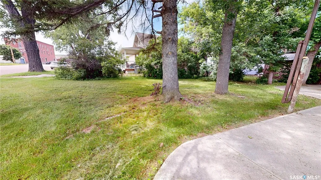 130 Maple Avenue N Eastend SK S0N 0T0