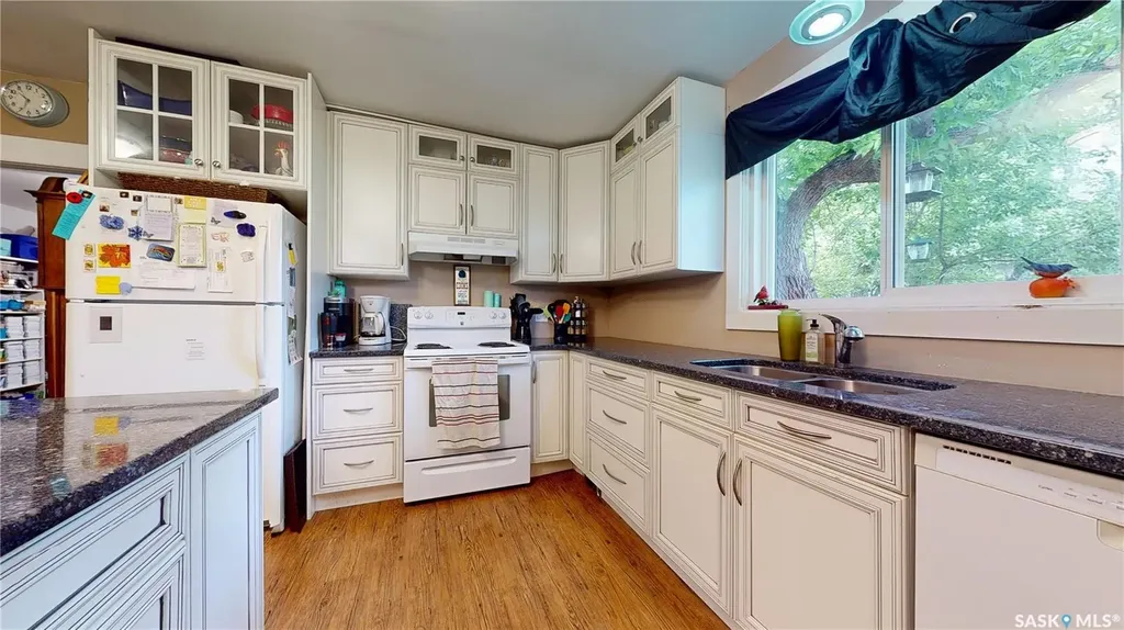 130 Maple Avenue N Eastend SK S0N 0T0